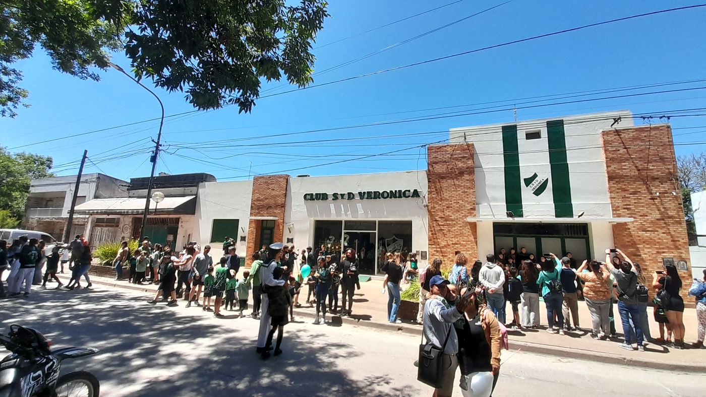 Frente del Club Social y Deportivo Verónica con vecinos en la vereda
