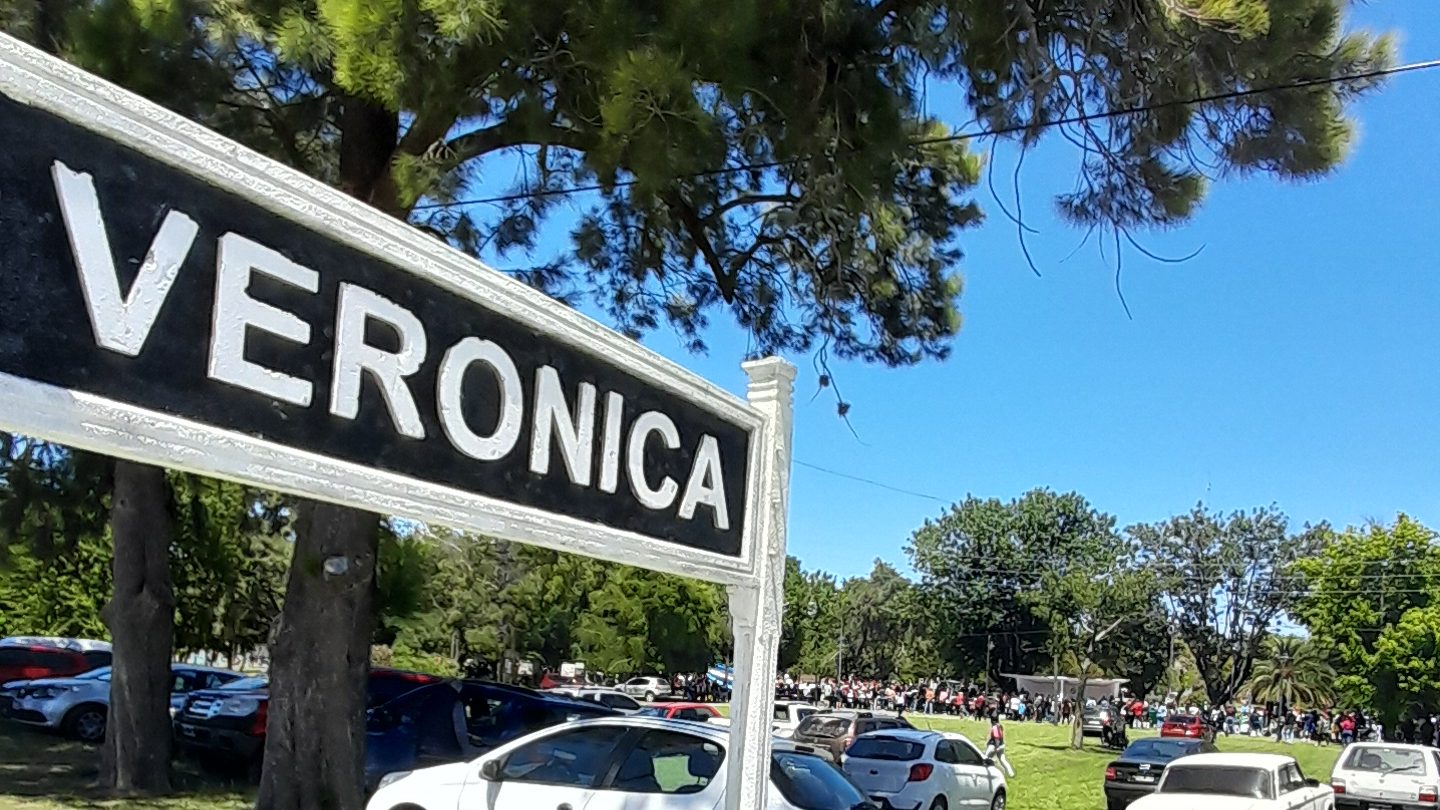 Cartel de la estación Verónica bajo un pino