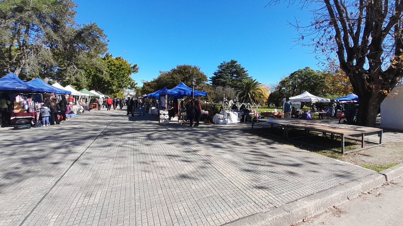 Feria de artesanos con puestos bajo los árboles