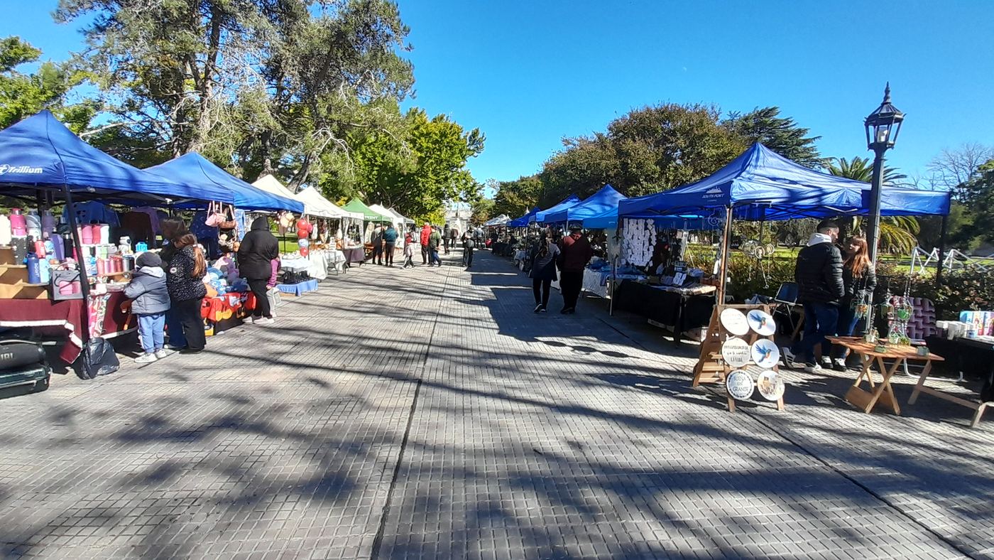 Feria de artesanos con puestos en el bulevar