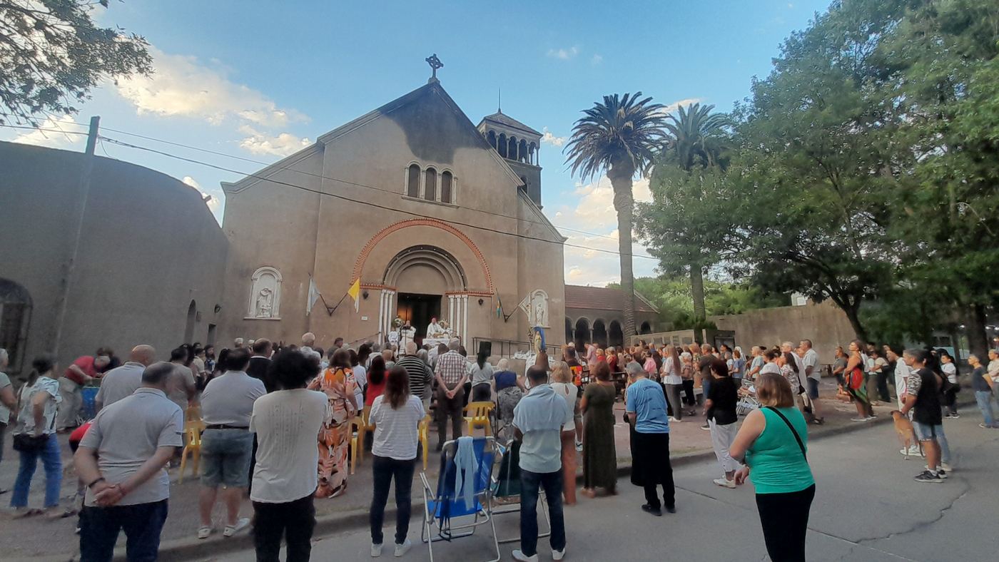 Misa al aire libre frente a la iglesia del pueblo