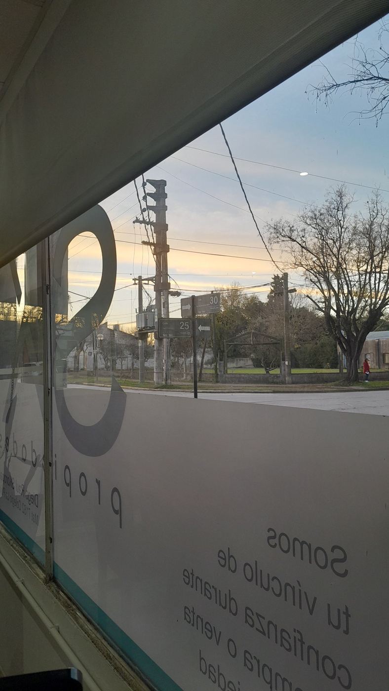 Vista de la esquina de calles 25 y 30 desde la vidriera