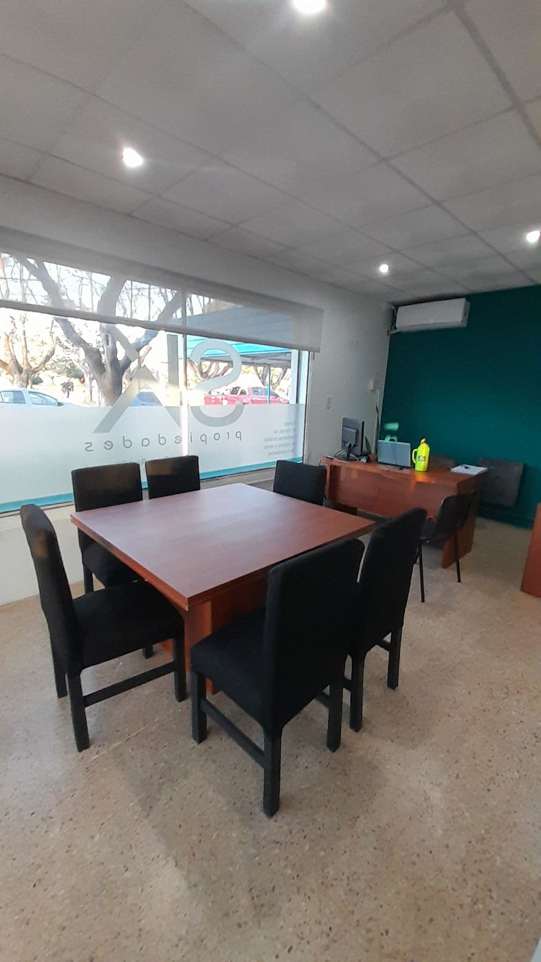 Mesa de reuniones frente a la vidriera de Skoropad