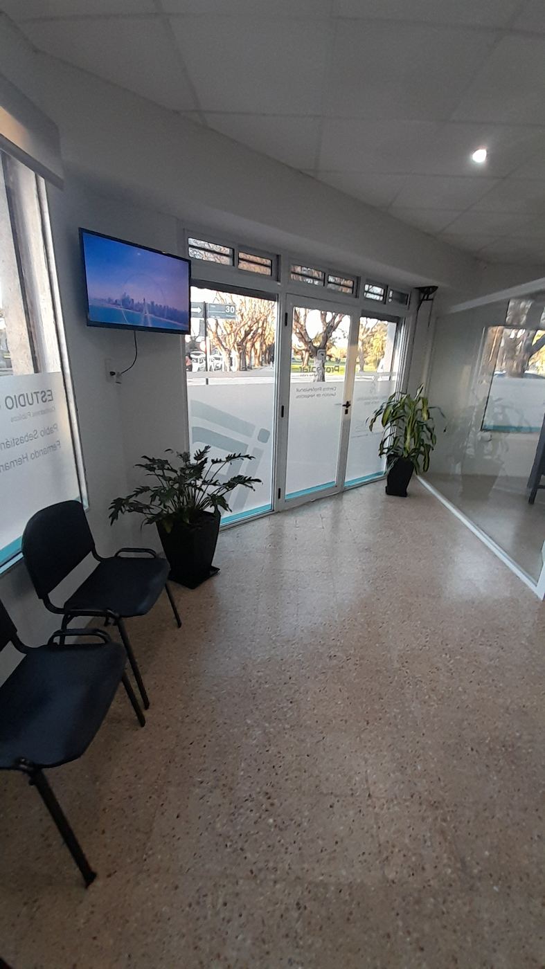 Recepción con plantas y puerta de entrada