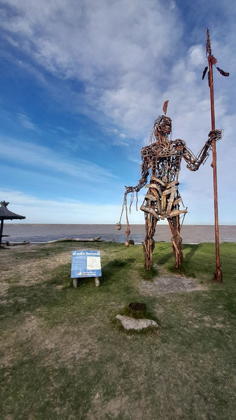 Escultura del Indio Querandí frente al río