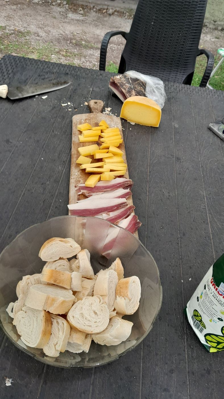 Tabla de picada con queso y fiambre casero